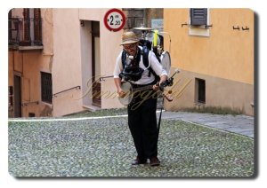 Talentierter Improvisations-Straßenmusiker in Cannobio 6003e4fcc696668a4422a6ab5f3cfe16
